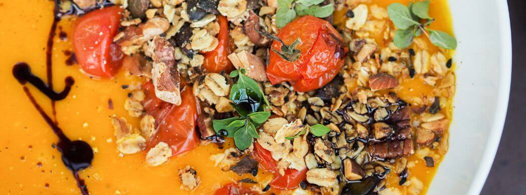 geröstete Kürbissuppe | salziges Granola | Ofentomaten | Kürbis | Herbst | Suppe | gebackener Kürbis| Wunschleder
