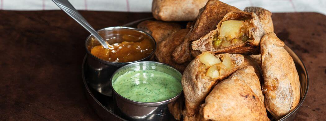 Samosas, Indien, Vorspeise, indische Samosas, Blätterteig, Kartoffeln, Erbsen, Gewürze, Wunschleder