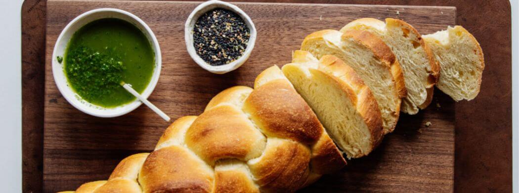 Challah, israelisches Fladenbrot, grünes Chiliöl, Hefezopf, Wunschleder