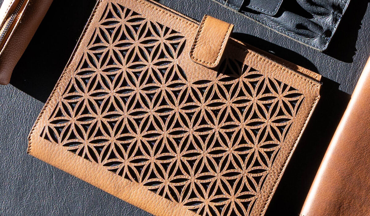 Buchhülle mit filigranem Muster